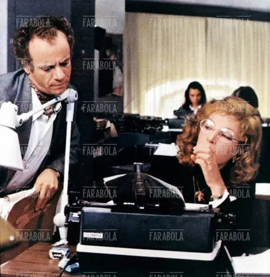 Johnny Dorelli e Monica Vitti nel film Basta che non si sappia in giro!, 1976 - Farabola Immagine digitale
