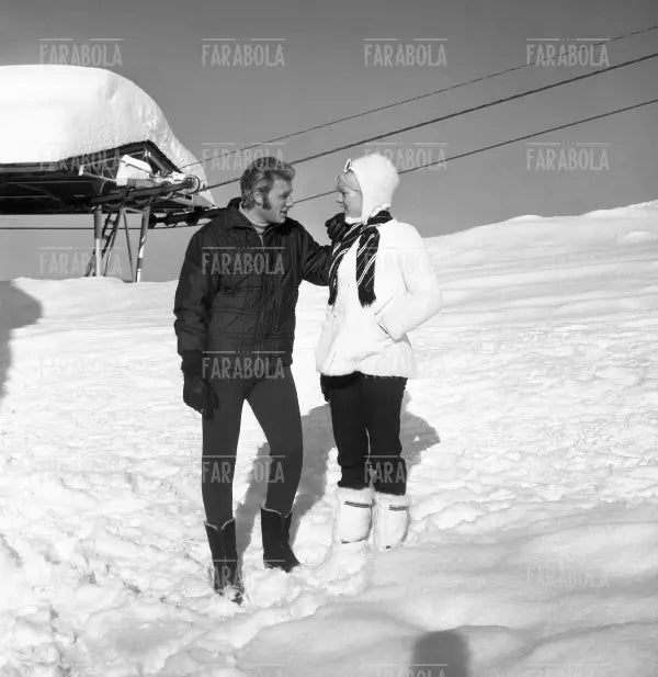 Johnny Hallyday e la moglie Sylvie Vartan, Megève, 1966 - Farabola Immagine digitale