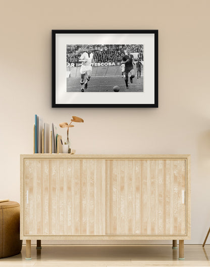 Fine-Art-Druck von „Jonsson und Riva, Mantua-Cagliari 1964“ mit schwarzem Rahmen und Passepartout, im Wohnzimmer über einer Anrichte aufgehängt