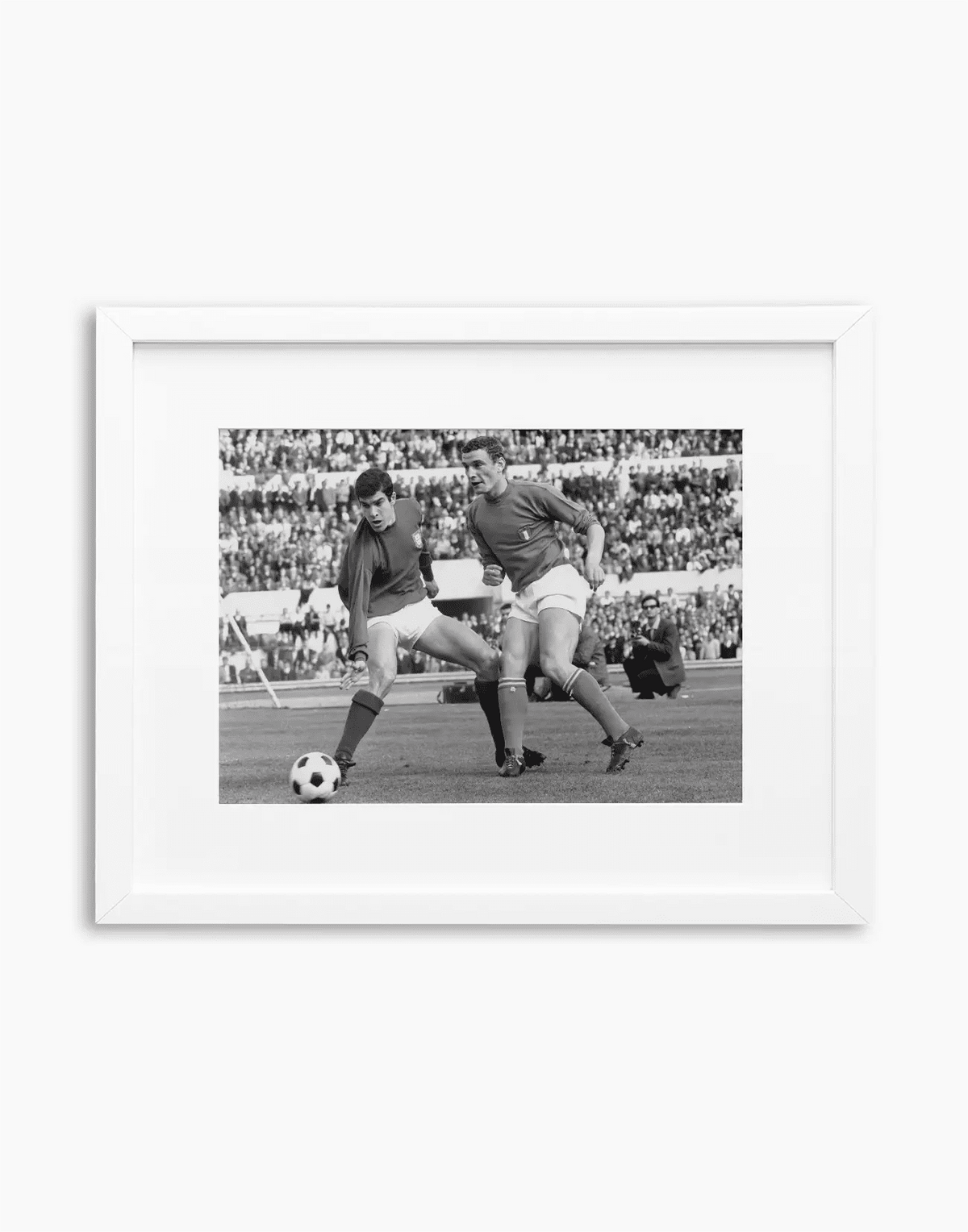 Jorge e Riva, Italia-Portogallo 1967 — stampa fine art con cornice bianca