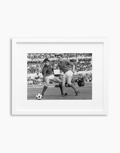 Jorge e Riva, Italia-Portogallo 1967 — stampa fine art con cornice bianca