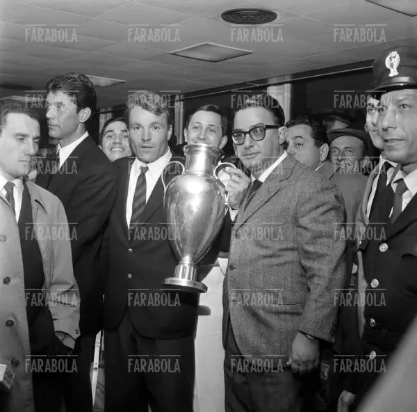 José Altafini con la Coppa Campioni vinta dal Milan, 1963 - Farabola Immagine digitale