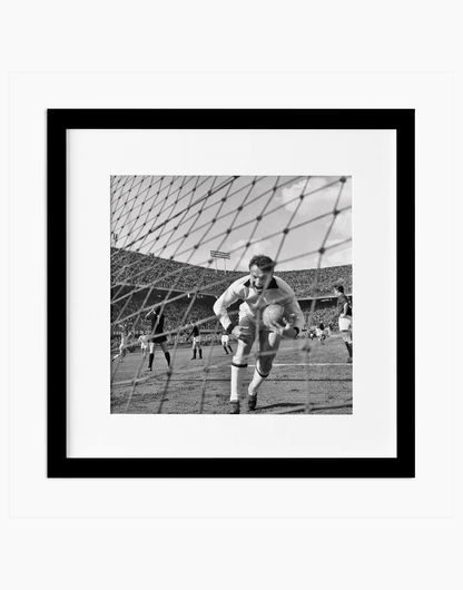 José Altafini esulta, Milan 1962 — stampa fine art con cornice nera