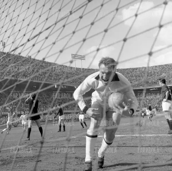 José Altafini esulta per lo scudetto del Milan, 1962 - Farabola Immagine digitale