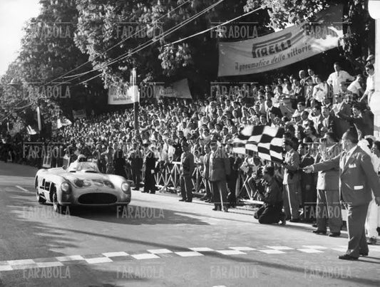 Juan Manuel Fangio al traguardo, Mille Miglia, 1955 - Farabola Immagine digitale