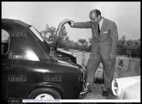 Juan Manuel Fangio con una ACMA Vespa 400, Monte Carlo, 1957 - Farabola Immagine digitale