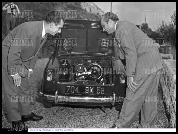 Juan Manuel Fangio e Jean Behra con una ACMA Vespa 400, Monte Carlo, 1957 - Farabola Immagine digitale