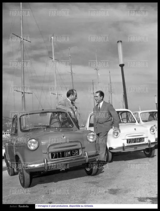 Juan Manuel Fangio e Jean Behra con una ACMA Vespa 400, Monte Carlo, 1957 - Farabola Immagine digitale