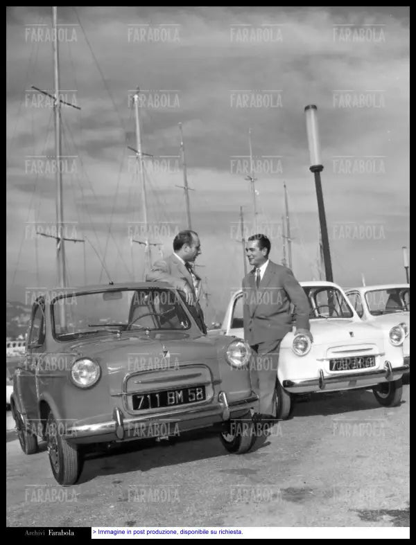 Juan Manuel Fangio e Jean Behra con una ACMA Vespa 400, Monte Carlo, 1957 - Farabola Immagine digitale