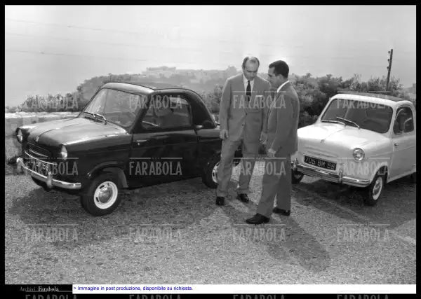 Juan Manuel Fangio e Jean Behra con una ACMA Vespa 400, Monte Carlo, 1957 - Farabola Immagine digitale