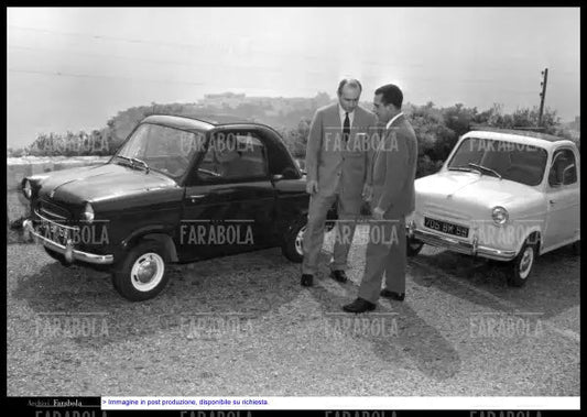 Juan Manuel Fangio e Jean Behra con una ACMA Vespa 400, Monte Carlo, 1957 - Farabola Immagine digitale