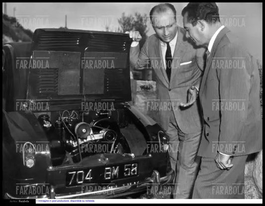Juan Manuel Fangio e Jean Behra con una ACMA Vespa 400, Monte Carlo, 1957 - Farabola Immagine digitale