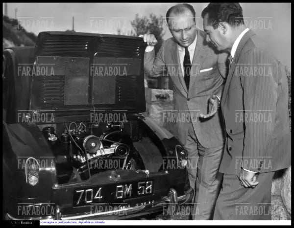 Juan Manuel Fangio e Jean Behra con una ACMA Vespa 400, Monte Carlo, 1957 - Farabola Immagine digitale