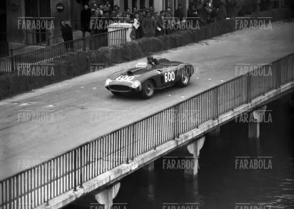 Juan Manuel Fangio su Ferrari 290MM, Mille Miglia, 1956 - Farabola Immagine digitale