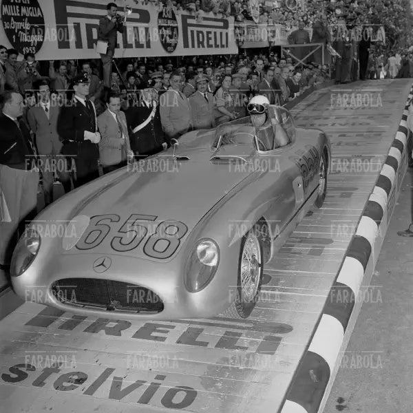 Juan Manuel Fangio su Mercedes Benz 300 SLR, Mille Miglia, 1955 - Farabola Immagine digitale