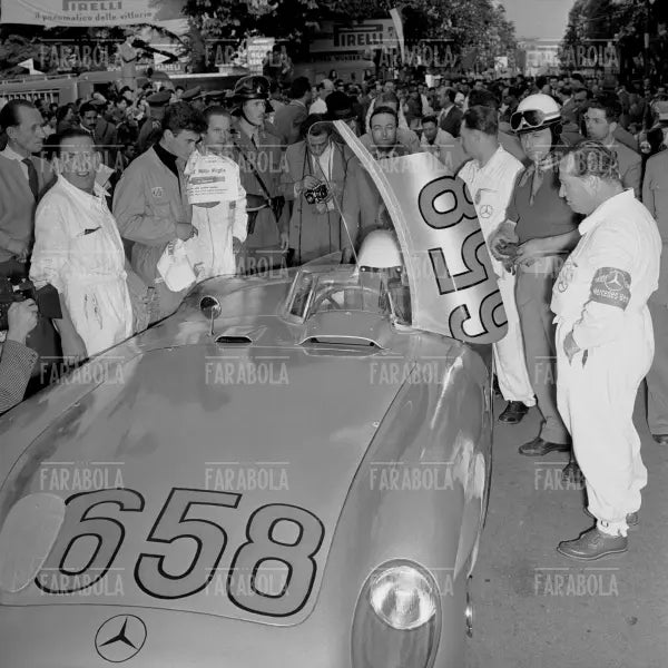 Juan Manuel Fangio su Mercedes Benz 300 SLR, Mille Miglia, 1955 - Farabola Immagine digitale