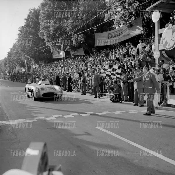 Juan Manuel Fangio su Mercedes Benz 300 SLR, Mille Miglia, 1955 - Farabola Immagine digitale