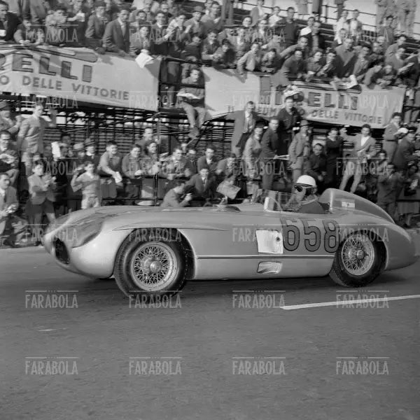 Juan Manuel Fangio su Mercedes Benz 300 SLR, Mille Miglia, 1955 - Farabola Immagine digitale