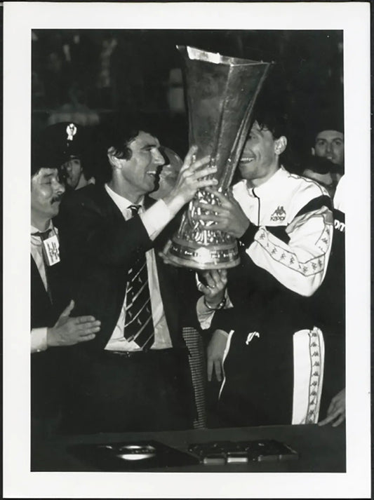 Juventus Dino Zoff alza la Coppa Uefa 1990 Ft 5449 - Stampa 24x18 cm - Farabola Stampa ai sali d'argento