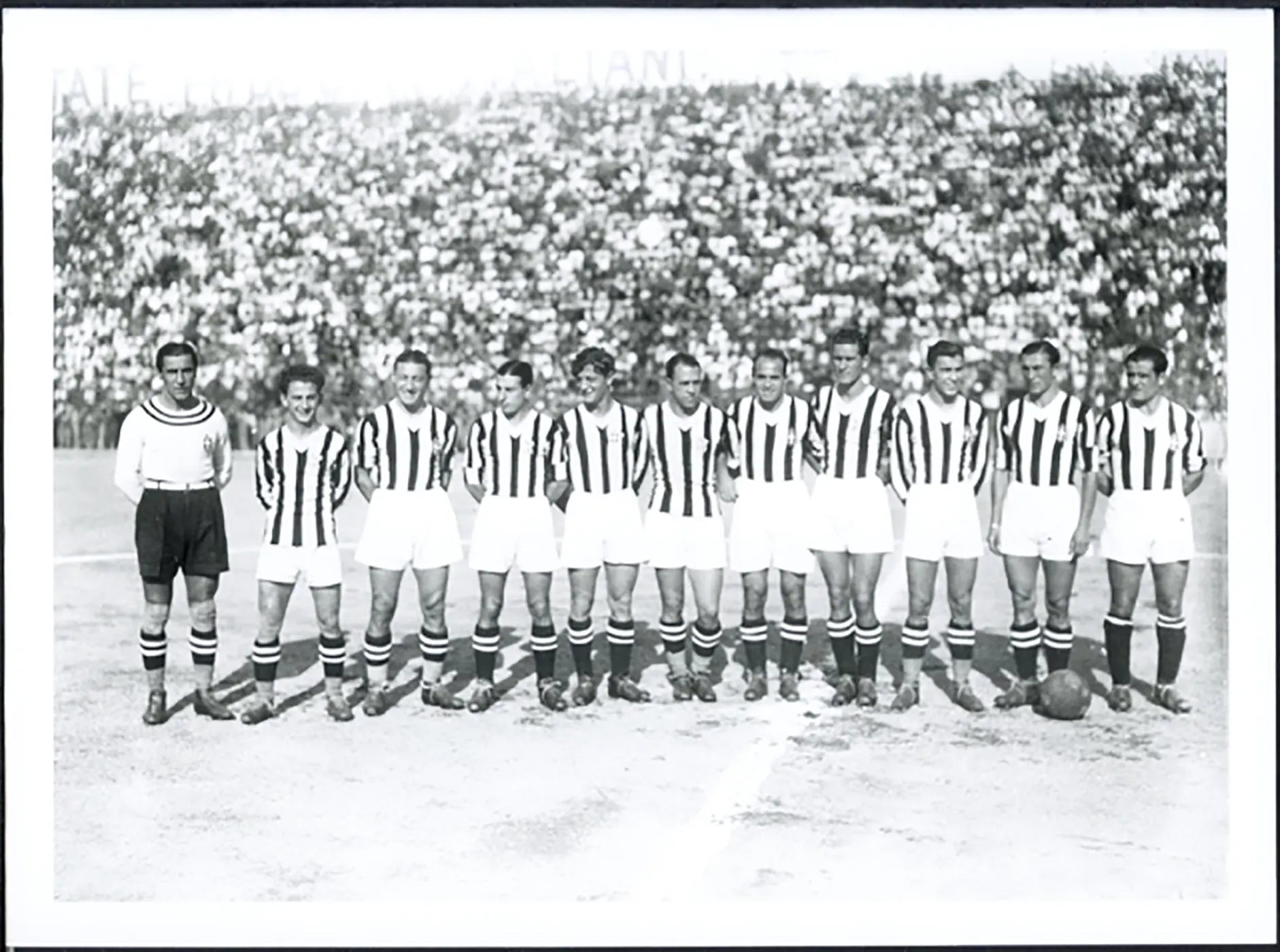 Juventus Formazione 1933 Ft 5421 - Stampa 24x18 cm - Farabola Stampa ai sali d'argento (anni 90)