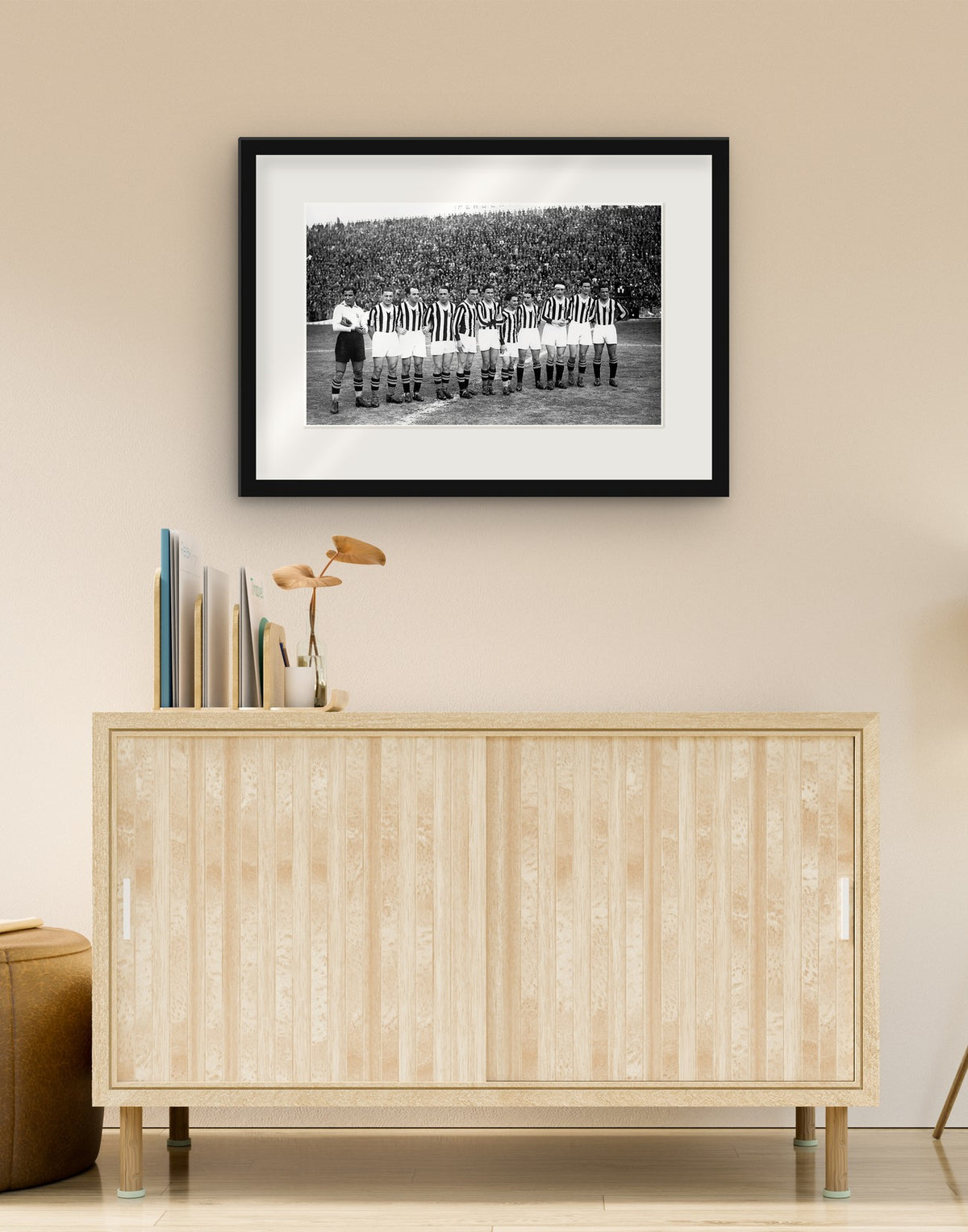 Fine-Art-Druck von „Juventus, Mannschaftsfoto, 1933“ mit schwarzem Rahmen und Passepartout, im Wohnzimmer über einer Anrichte aufgehängt