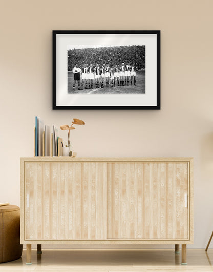 Fine-Art-Druck von „Juventus, Mannschaftsfoto, 1933“ mit schwarzem Rahmen und Passepartout, im Wohnzimmer über einer Anrichte aufgehängt