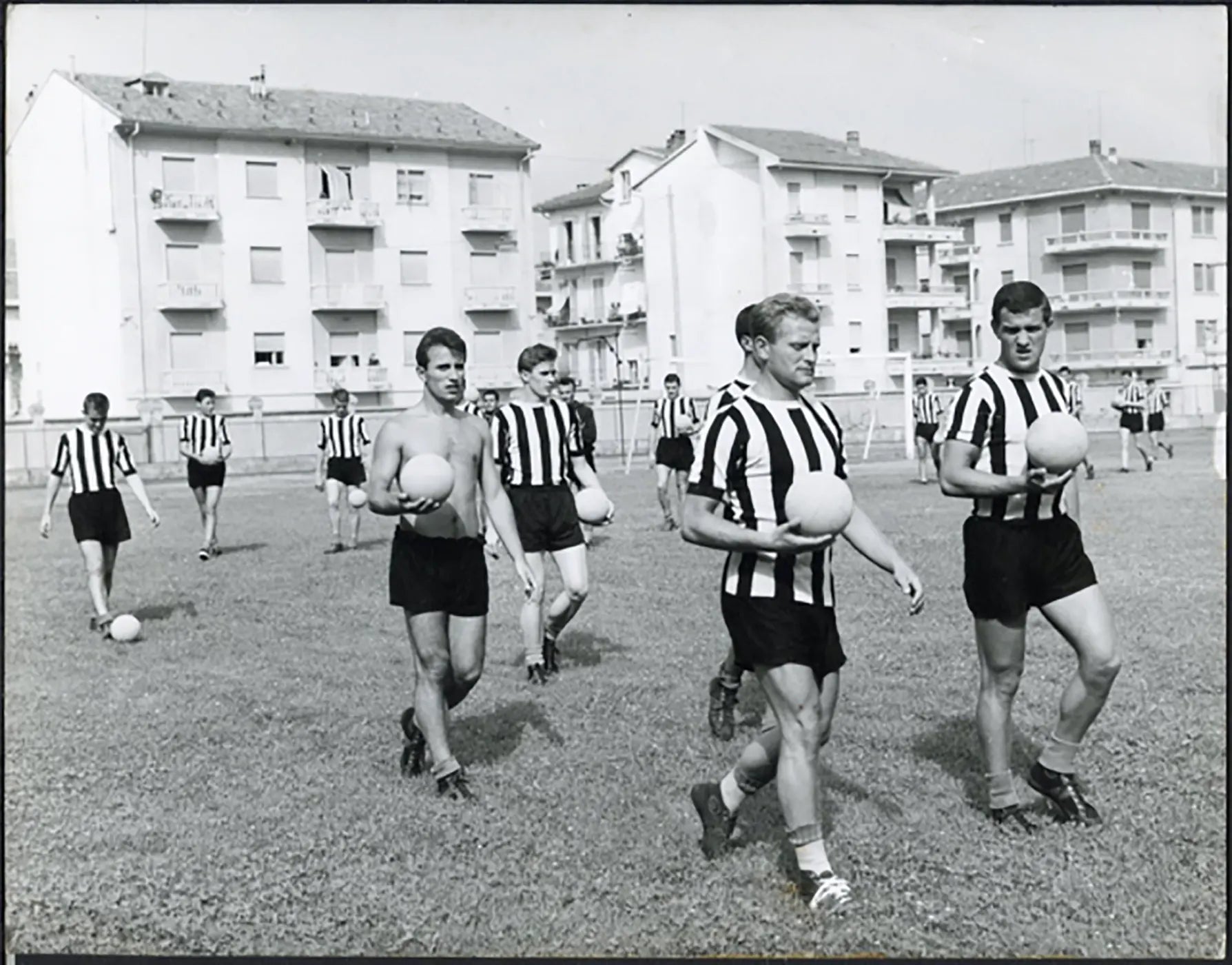Juventus in ritiro a Cuneo 1959 Ft 5310 - Stamp 21x27 cm - Farabola Stampa ai sali d'argento