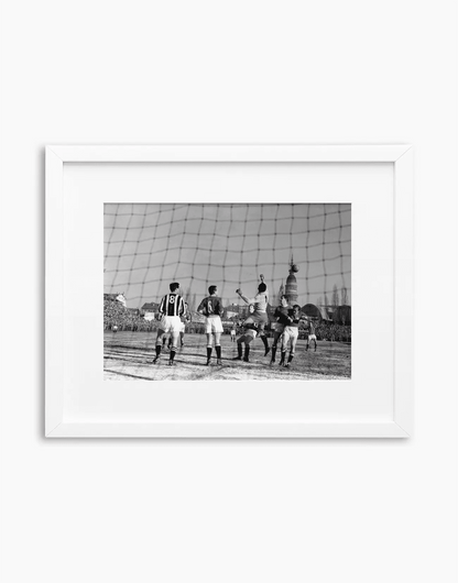 Juventus-Novara, 1952 — stampa fine art con cornice bianca