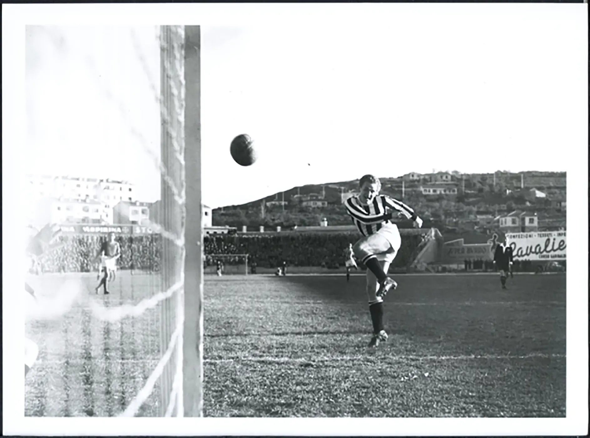 Juventus - Triestina 1951 Gol di Boniperti Ft 5433 - Stampa 24x18 cm - Farabola Stampa ai sali d'argento (anni 90)