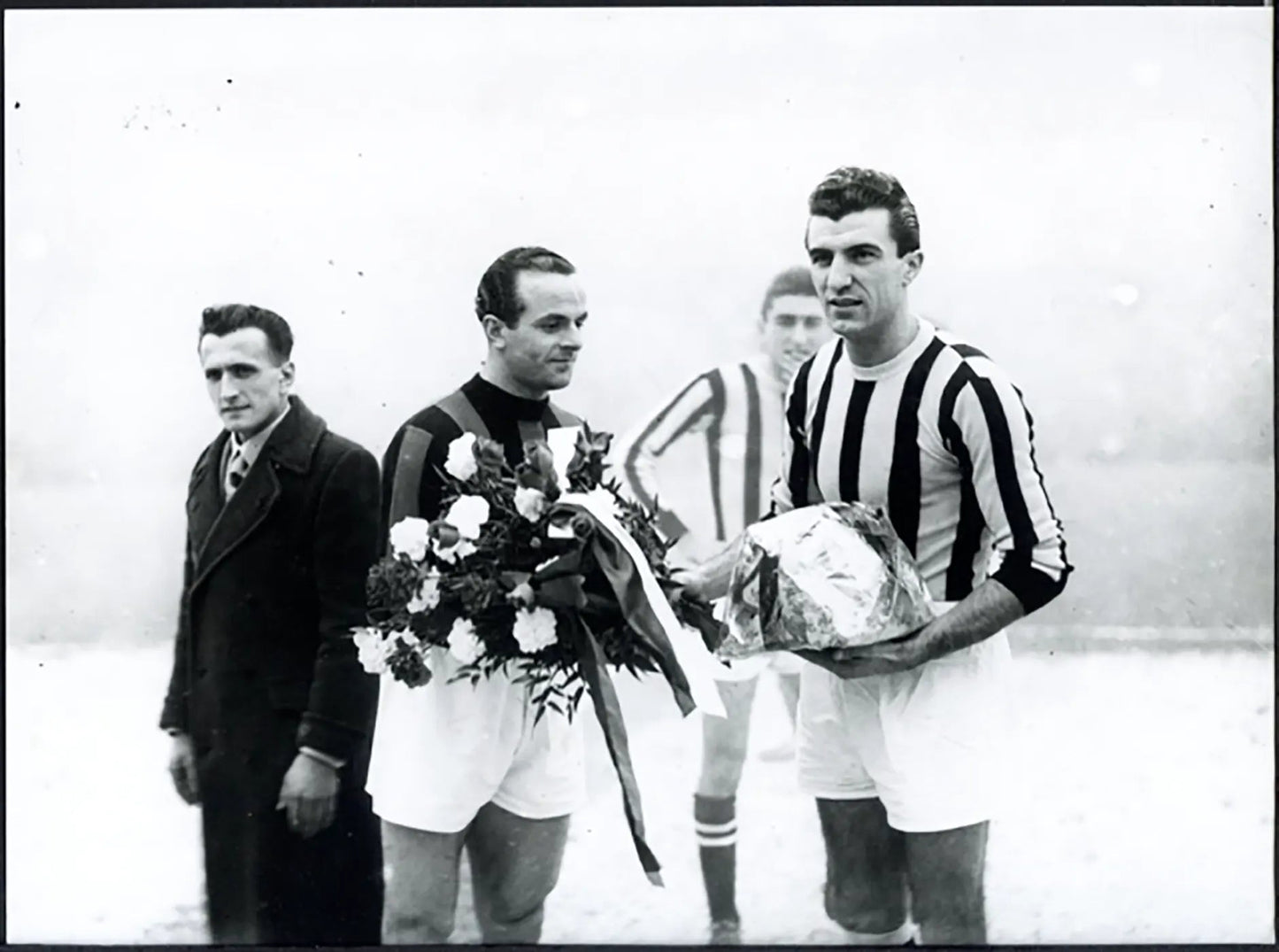 Juventus vs Milan 1947 Scambio doni Ft 5436 - Stampa 24x18 cm - Farabola Stampa ai sali d'argento (anni 90)