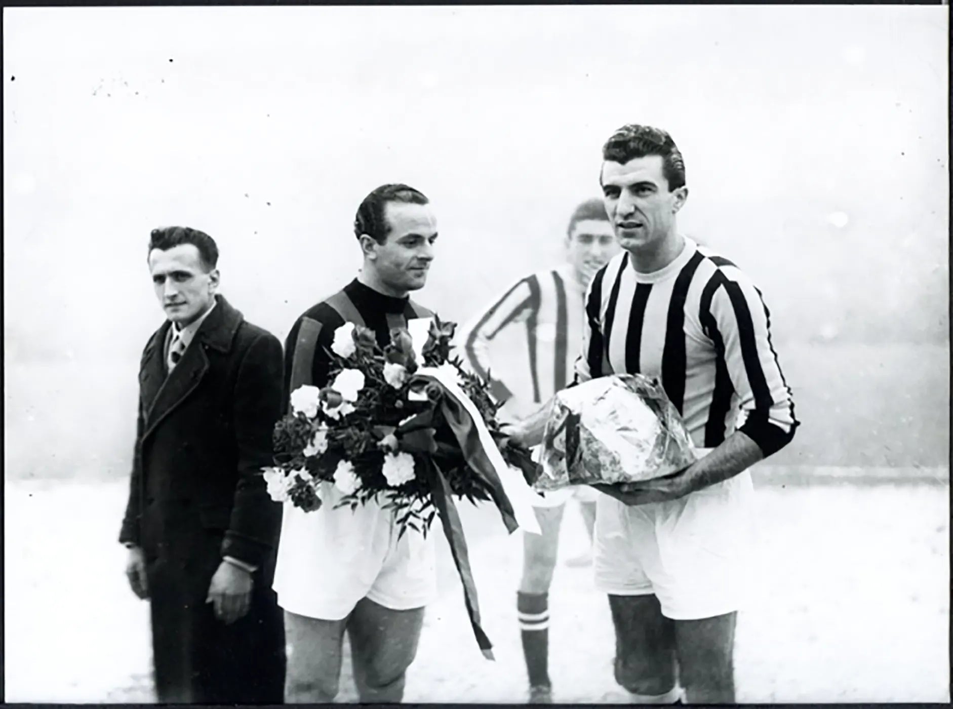 Juventus vs Milan 1947 Scambio doni Ft 5436 - Stampa 24x18 cm - Farabola Stampa ai sali d'argento (anni 90)