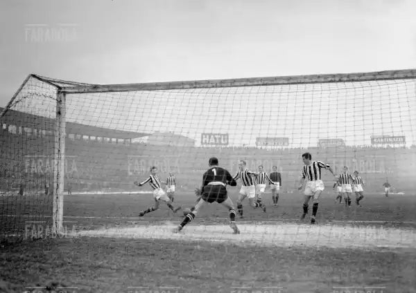 Juventus vs Milan, 1950 - Farabola Immagine digitale
