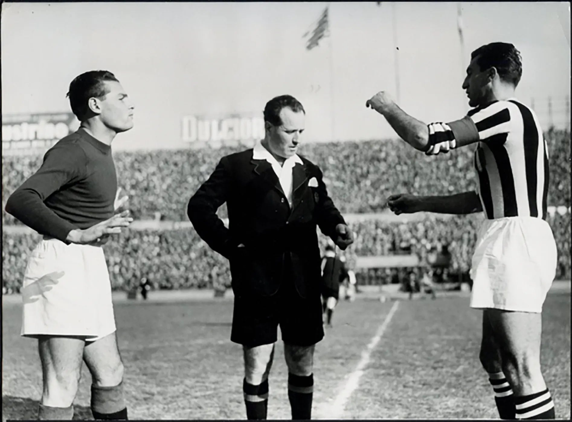 Juventus vs Torino 1952 Capitani Ft 5427 - Stampa 24x18 cm - Farabola Stampa ai sali d'argento