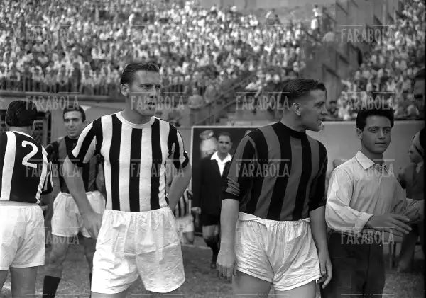 Karl Aage Praest e Gunnar Nordahl, Milan vs Juventus, 1953 - Farabola Immagine digitale
