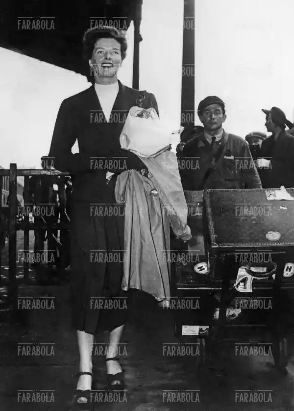 Katharine Hepburn al suo arrivo a Parigi, 1948 - Farabola Immagine digitale