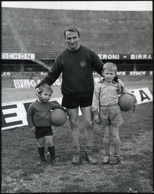 Kurt Hamrin con i figli Fiorentina anni 60 Ft 4201 - Stampa 21x27 cm - Farabola Stampa ai sali d'argento