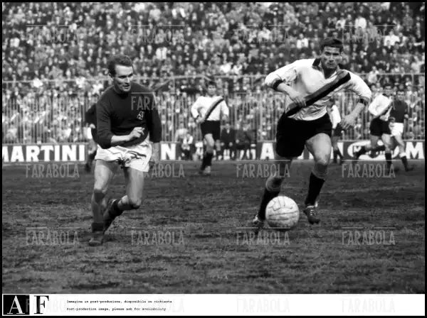 Kurt Hamrin e Giacinto Facchetti, Inter vs Fiorentina, 1963 - Farabola Immagine digitale