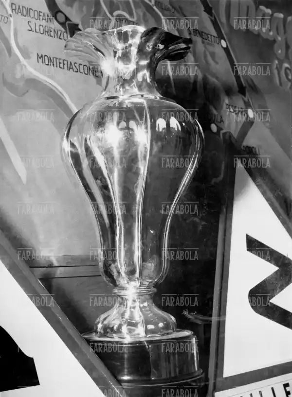 La Coppa che verrà consegnata al vincitore della Mille Miglia, 1954 - Farabola Immagine digitale