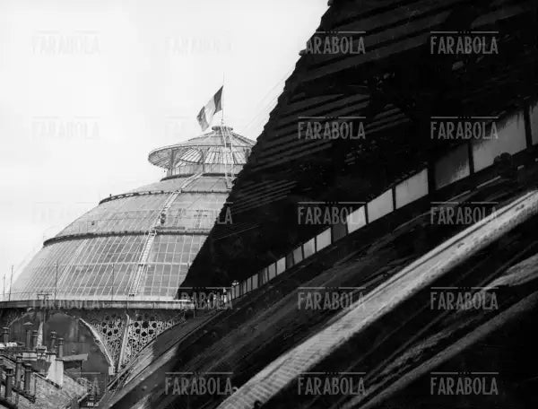 La cupola della Galleria Vittorio Emanuele con la bandiera italiana, Milano, 1948 - Farabola Immagine digitale