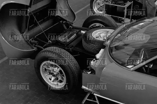 La fabbrica della Lamborghini, Sant'Agata Bolognese, 1966 - Farabola Immagine digitale