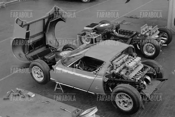 La fabbrica della Lamborghini, Sant'Agata Bolognese, 1966 - Farabola Immagine digitale