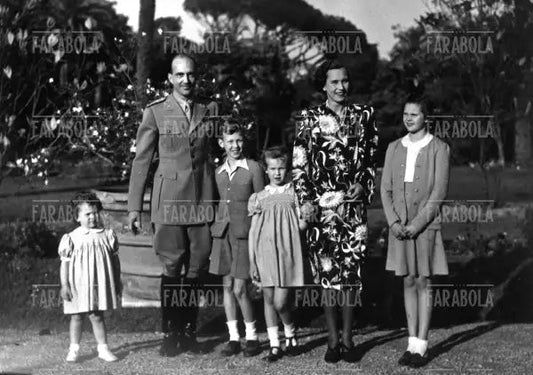 La famiglia Savoia nei giardini del Quirinale, 1946 - Farabola Immagine digitale
