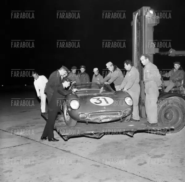 La Ferrari 250 P arriva a Linate dopo la 12 Ore di Sebring, Milano, 1963 - Farabola Immagine digitale