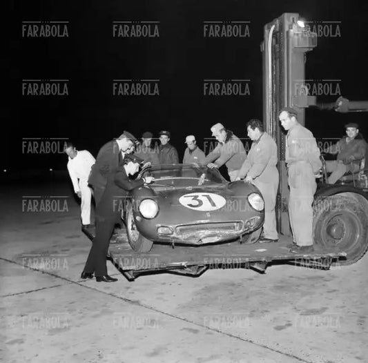 La Ferrari 250 P arriva a Linate dopo la 12 Ore di Sebring, Milano, 1963 - Farabola Immagine digitale