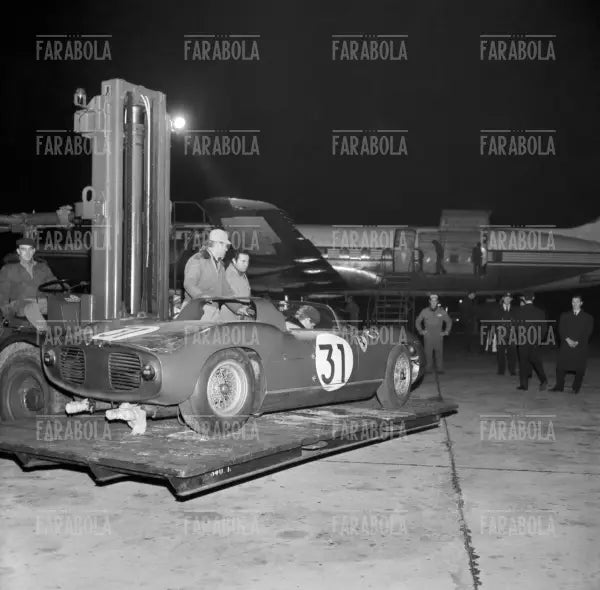 La Ferrari 250 P arriva a Linate dopo la 12 Ore di Sebring, Milano, 1963 - Farabola Immagine digitale