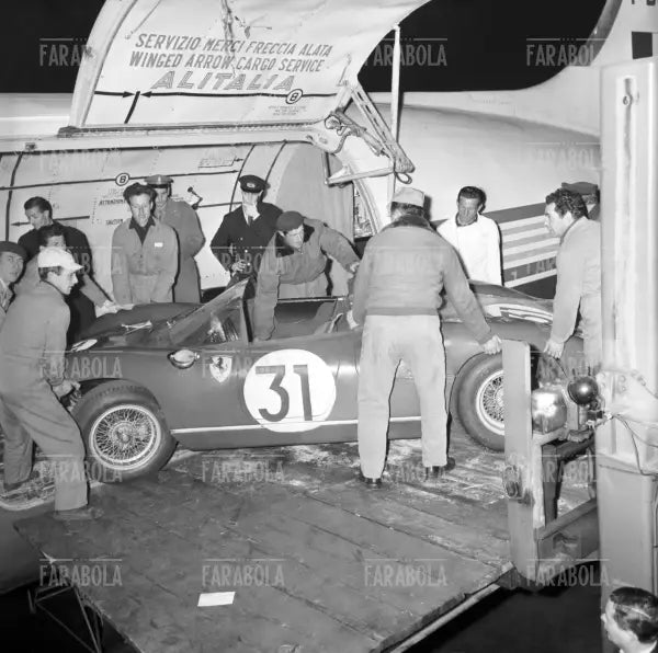 La Ferrari 250 P arriva a Linate dopo la 12 Ore di Sebring, Milano, 1963 - Farabola Immagine digitale