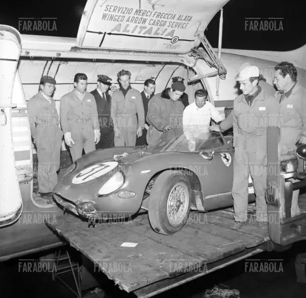 La Ferrari 250 P arriva a Linate dopo la 12 Ore di Sebring, Milano, 1963 - Farabola Immagine digitale