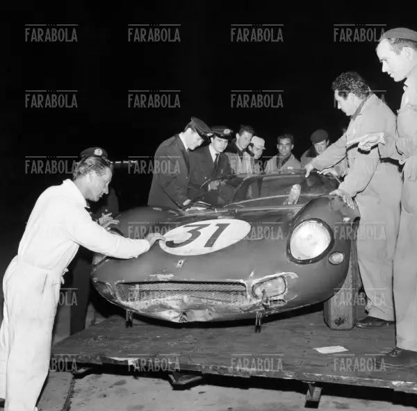La Ferrari 250 P arriva a Linate dopo la 12 Ore di Sebring, Milano, 1963 - Farabola Immagine digitale