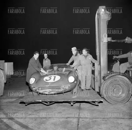 La Ferrari 250 P arriva a Linate dopo la 12 Ore di Sebring, Milano, 1963 - Farabola Immagine digitale