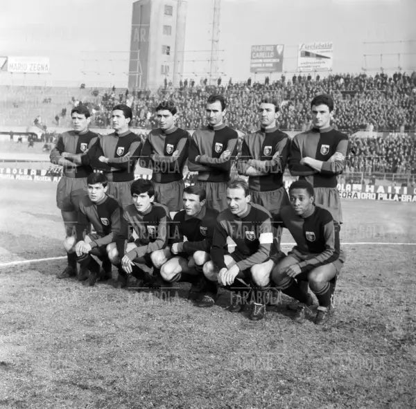 La formazione del Genoa prima della partita contro la Juventus, 1962 - Farabola Immagine digitale